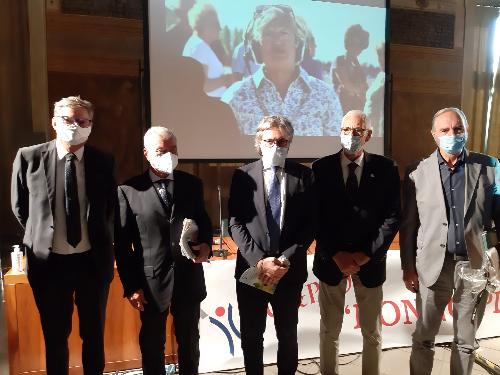L'assessore regionale alle Attività produttive Sergio Emidio Bini (al  centro della foto) alla premiazione della Festa dei Nonni organizzata a Udine da Confcommercio e "50&Più"